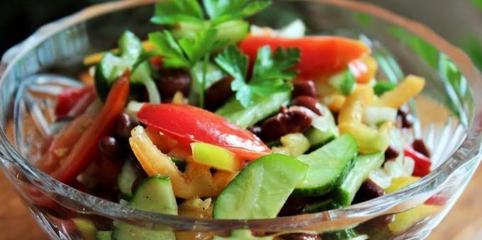 Salata od krastavaca, rajčice, paprike i graha