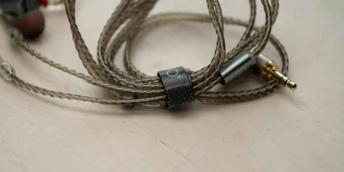 FiiO FH5: kabel je deblji, ali ne manje ugodna na dodir