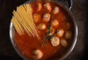 Špageti s meatballs i umakom u zdjelu