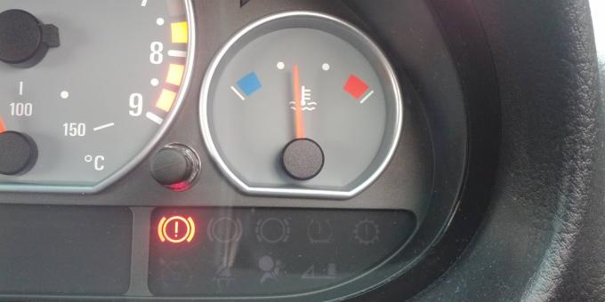 Zašto slabo osvijetljen peć u autu: termostat neuspjeh
