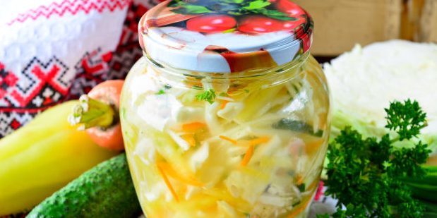 Salate kupusa za zimu: Kupus salata s mrkvom, krastavcima, paprikama i ljekovitog bilja