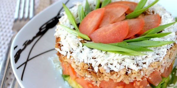 Salate bez majoneze: lisnato salata sa avokadom, rajčice i ružičasti losos