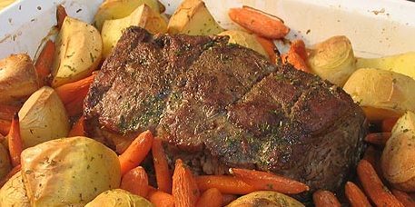 Kako kuhati meso u pećnici: duhovit govedine s krumpirom i mrkvom