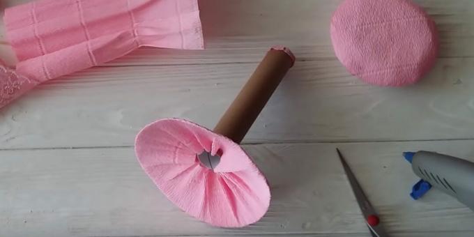 Kako napraviti buket slatkiša: zalijepite dno i vrh praznine papirom