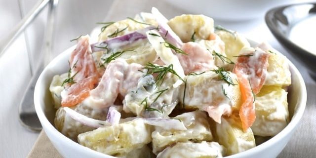 Salata od crvenog ribe, krumpira i jogurta odijevanja