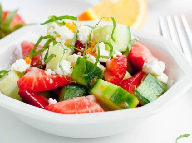 Salata od krastavaca s jagode, feta i bosiljkom