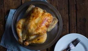 Piletina pečena u pećnici s limunom, lukom i češnjakom