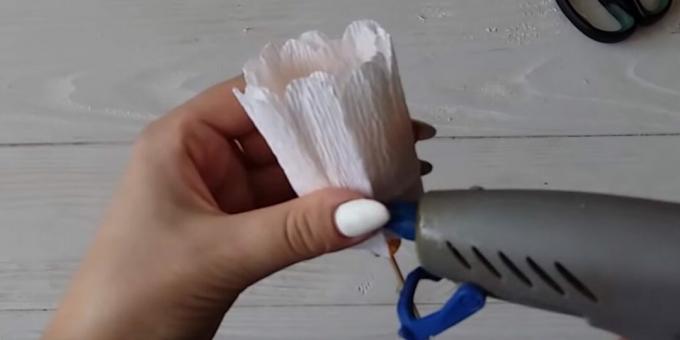 Kako napraviti buket bombona vlastitim rukama: zalijepite ostatak latica
