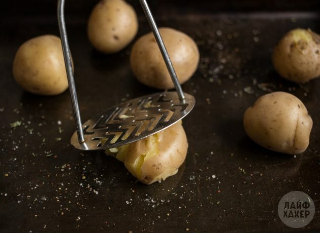 Kako kuhati pečeni krumpir u pećnici: zdrobite gomolje vilicom ili prešom za pire