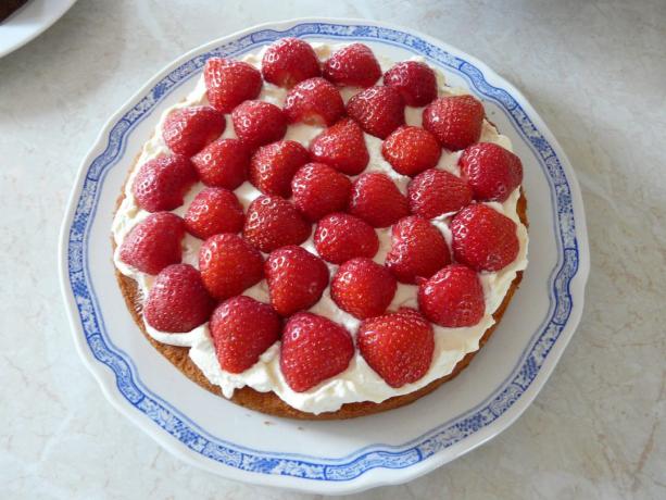 Jednostavan recept za biskvit torta: Kako izgraditi i ukrasiti desert