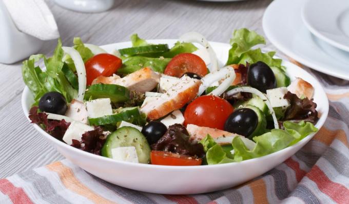 Grčka pileća salata