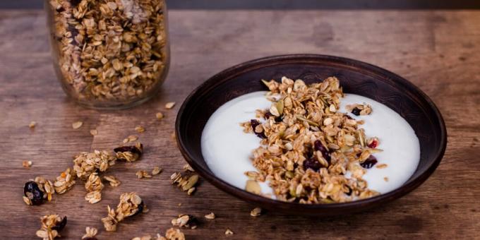 Ultrabrza granola u tavi s brusnicama i sjemenkama