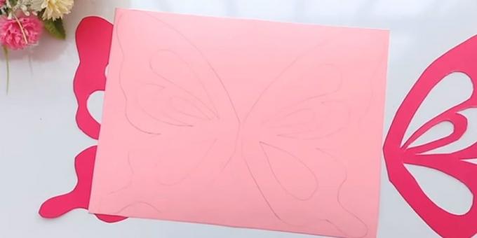 Čestitka za rođendan svojim rukama: Pričvrstite krila na ružičastom papiru i krug