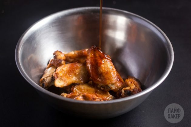 Kako kuhati prhka krila u pećnici: meso preliti glazurom i promiješati
