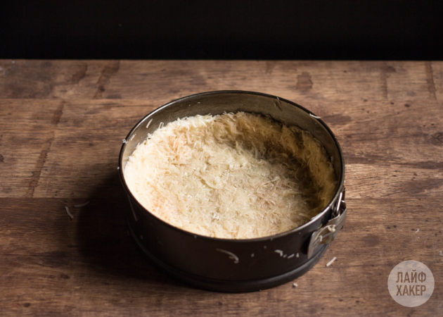 Kako napraviti quiche od krumpira: namažite krumpirovu podlogu