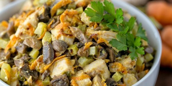 Salata od pečenih mrkva, piletina, gljive i krastavaca