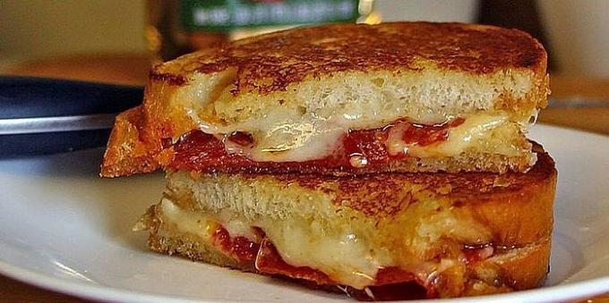 Recepti za roštilja: sendviči sa sirom i kobasicama