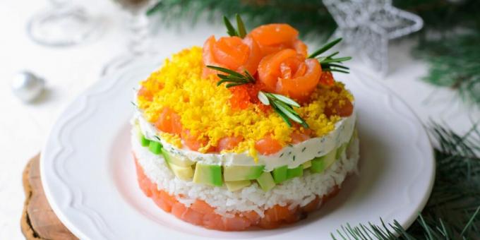 Slojevita salata s crvenom ribom i rižom