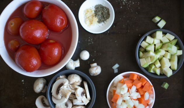 Narežite povrće za ragu od graha na veće komade