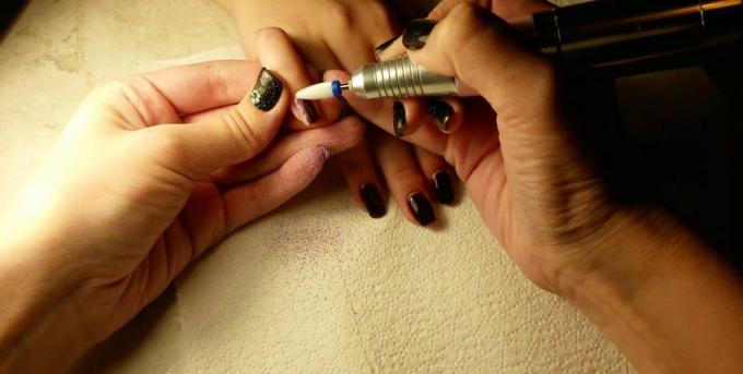 Kako ukloniti gel noktiju poseban uređaj