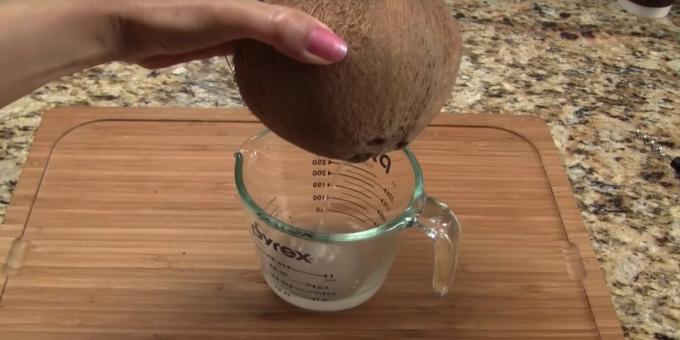 Kako podijeliti kokos: ocijediti vodu 