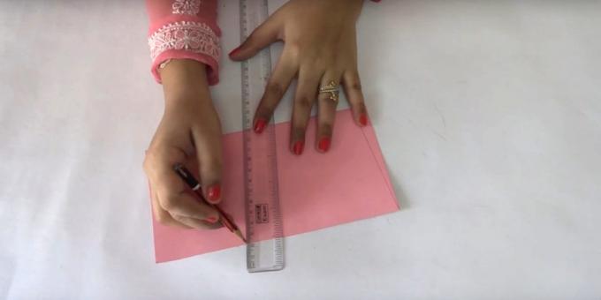 Fold ružičasti papir na pola