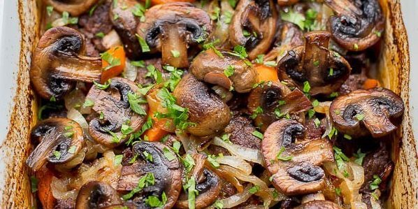 Kako kuhati meso u pećnici: govedina s povrćem i gljivama u vinu