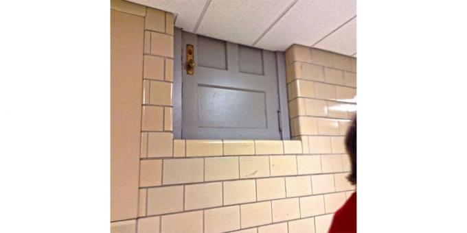 Čudno vrata u školi