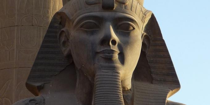 Glava kipa Ramzesa II u hramu Luxor u Egiptu