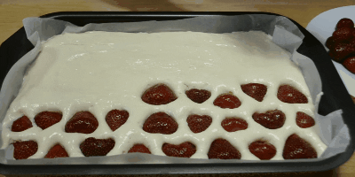Jednostavan kolač zraka s jagodama