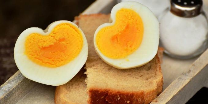 Kuhana jaja sa kiselim vrhnjem i kruh - ukusna i jeftina