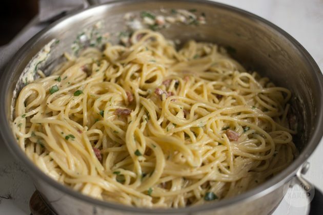 Kako napraviti tjesteninu od karbonare: dodajte umak, slaninu i začinsko bilje u špagete