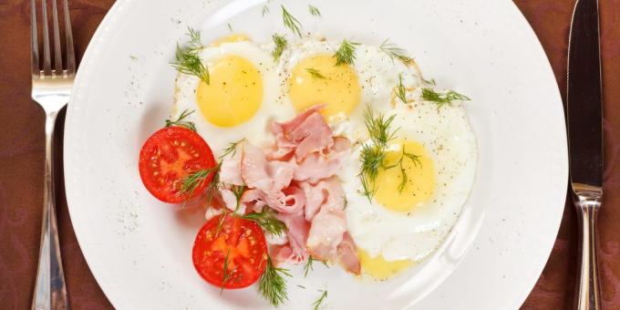 Pečena jaja s lukom, sirom i začinskim biljem: jednostavan recept