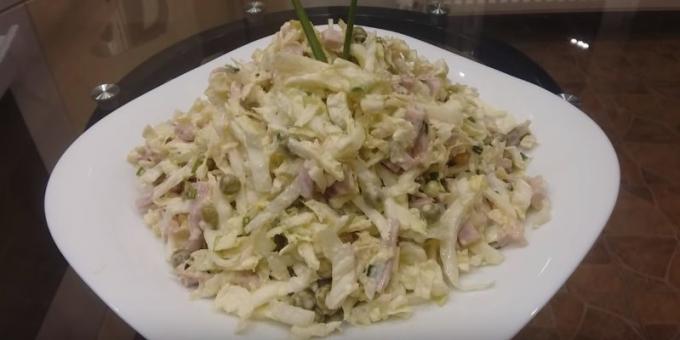 svježa salata: Salata sa kupusom, kobasicama i graška