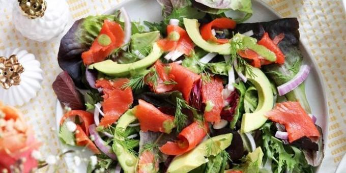 Salata sa crvenim ribe, avokado, zelje i lukom