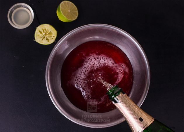 Koktel od šipka s ružmarinom: Ulijte sok od nara i šampanjac