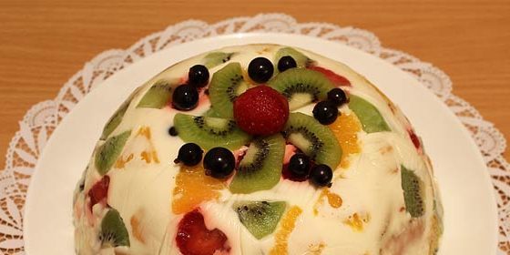 Jelly kolač „slomljenog stakla” s voćem