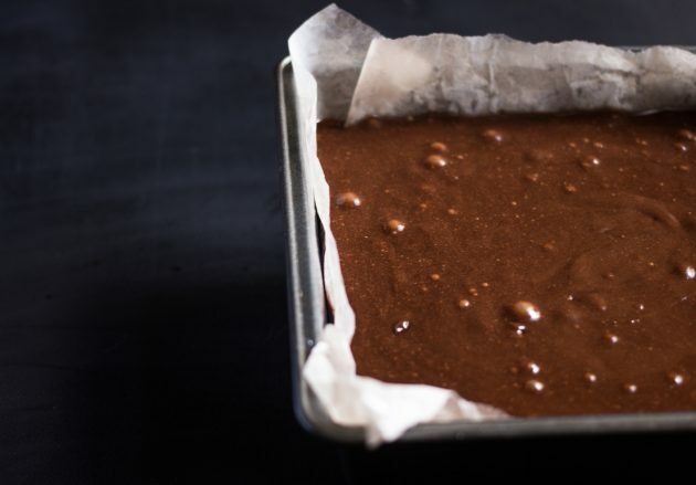 recept za čokoladni brownie: ulijte tijesto u kalup
