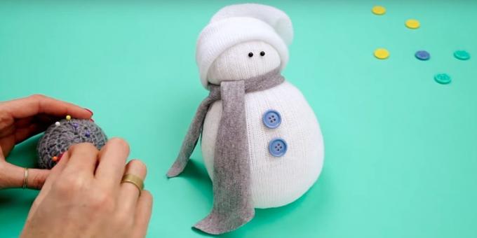 Snjegović svojim rukama: Dodavanje gumba i oči