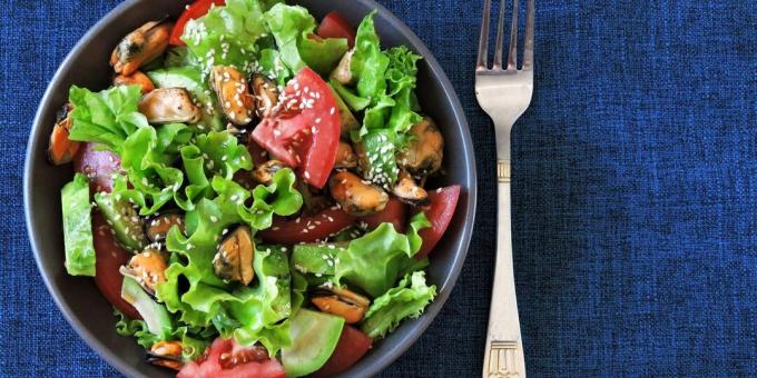 Salata sa dagnjama, avokadom i rajčicama