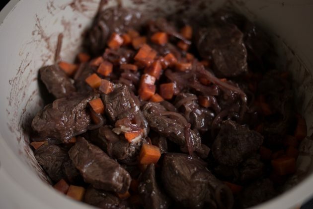 Burgundska govedina: vratite meso u tavu