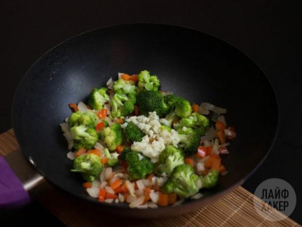 Kako napraviti prženu rižu: nasjeckati povrće