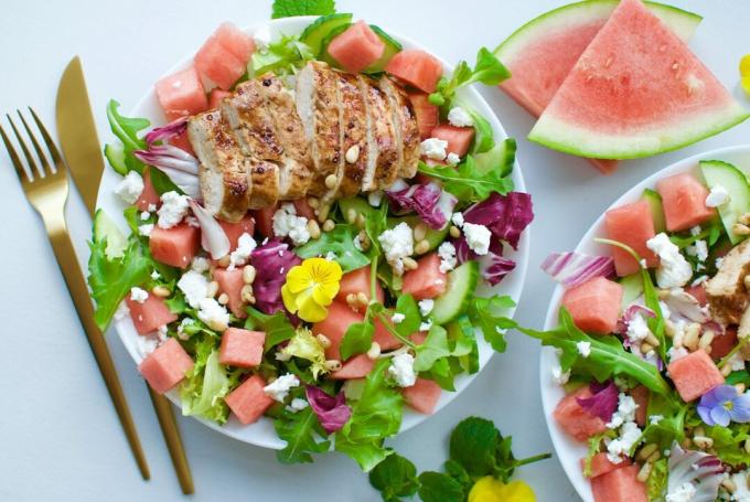 Salata s dresingom od lubenice, fete, piletine, orašastih plodova i meda
