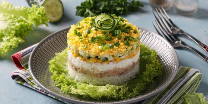 Slojevita salata s rižom i jetrom bakalara