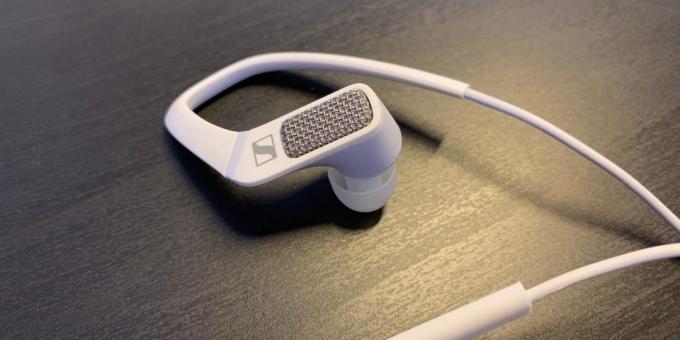 Sennheiser Ambeo Smart slušalice: rešetka, iza koje su skriveni stereo mikrofone