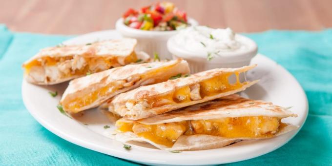 Quesadilla s piletinom, vrhnjem i tvrdog sira