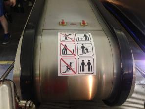 Sigurnosni propisi u podzemnoj željeznici: kako se ponašati na postajama i na vlak, kako bi se izbjegli problemi