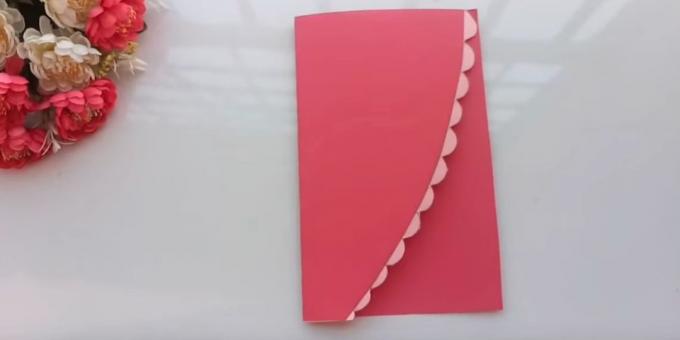 Čestitka za rođendan svojim rukama: Izrežite list ružičastog papira na pola poprečno