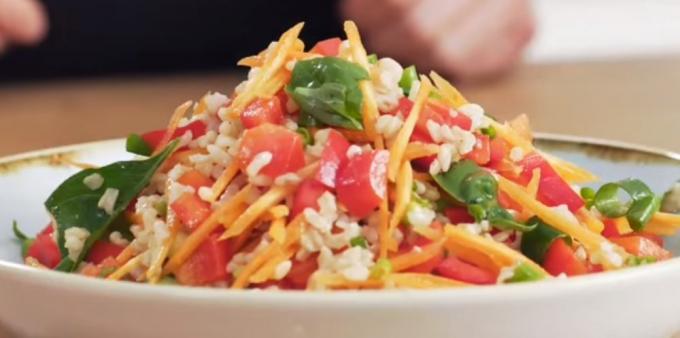 Salata s rižom, paprike, mrkve i meda sojin umak