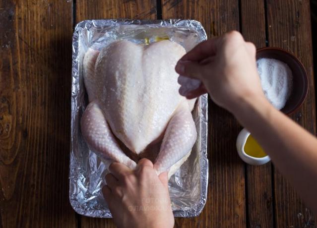 Kako kuhati piletinu: utrljati s maslinovim uljem i soli